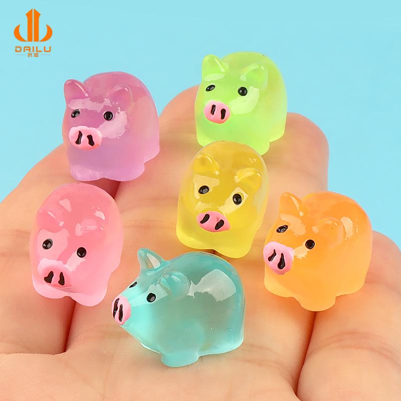 Charm LaBuBu 夜光立体可爱彩色小猪摆件饰品diy车饰钥匙扣树脂配件跨境批发